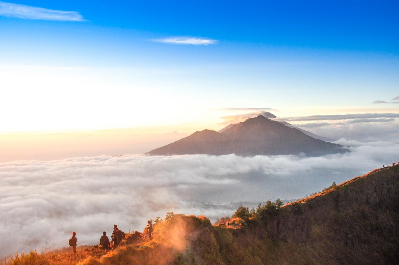 Батур бали. Вулкан Гунунг Батур. Вулкан Батур на Бали. Гора Батур на Бали. Рассвет на вулкане Батур.